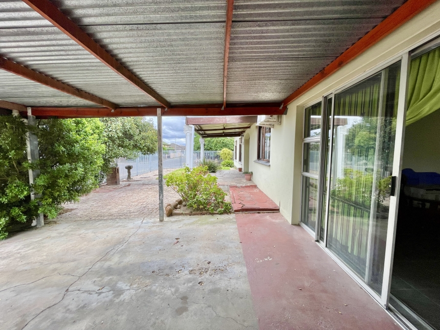 4 Bedroom Property for Sale in Lemoenkloof Western Cape